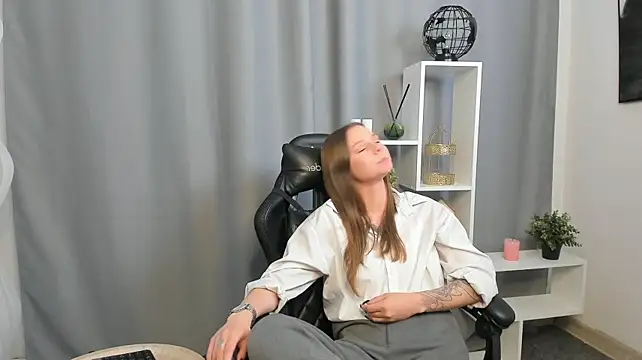 LeannBunda stripchat live cam model