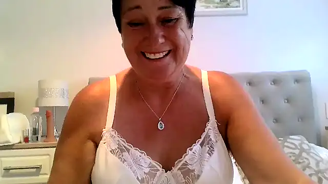 NaughtyNessa53xx stripchat live cam model