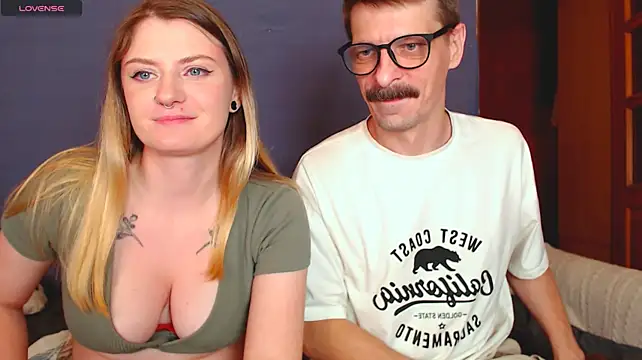 CozyCurves stripchat live cam model