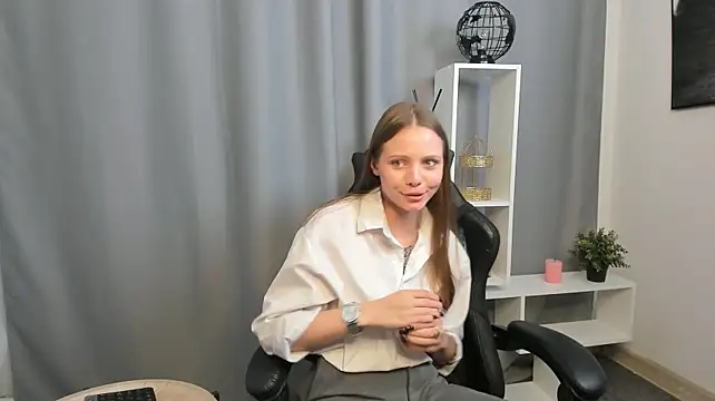 LeannBunda stripchat live cam model