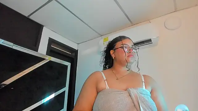 Coralhtx stripchat live cam model