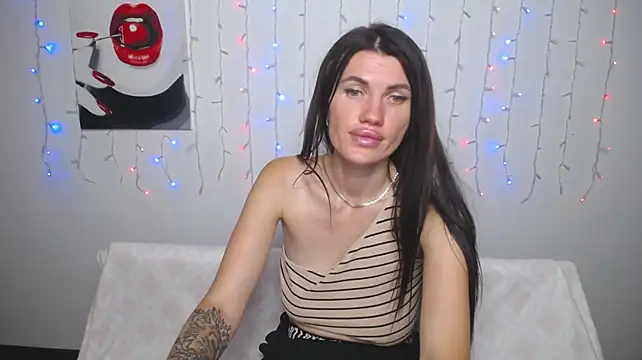 MilaLoona stripchat live cam model