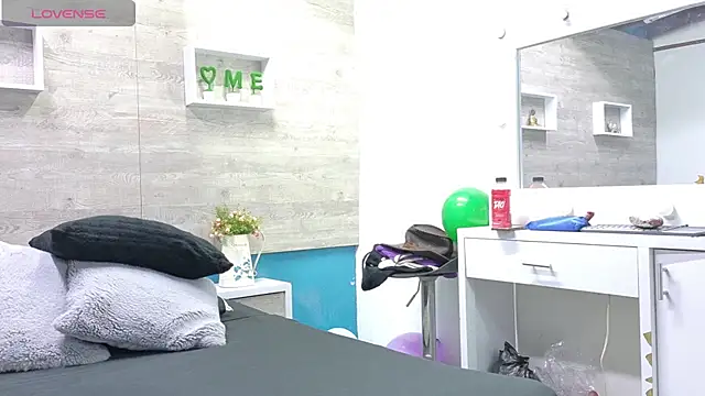 SoffieMature stripchat live cam model