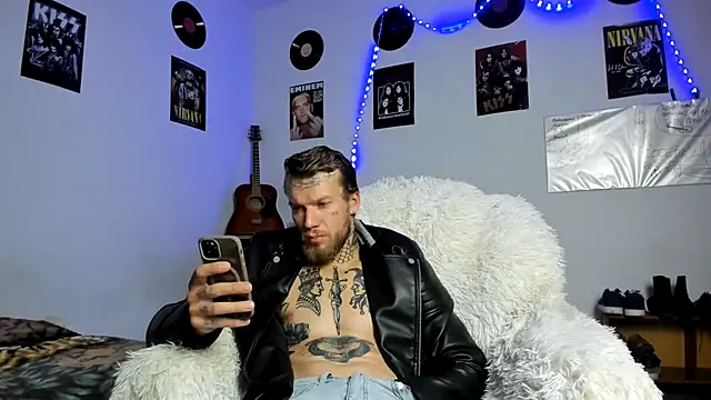 Huntall77 stripchat live cam model