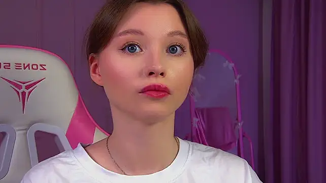 KeiraAsti stripchat live cam model