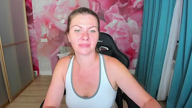 LunaKissesx stripchat live cam model