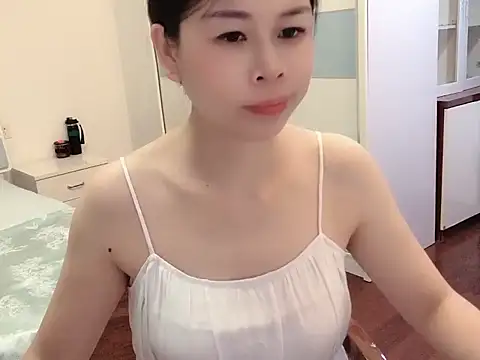 A-Luo stripchat live cam model