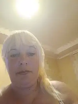 LisaWoulendy stripchat live cam model