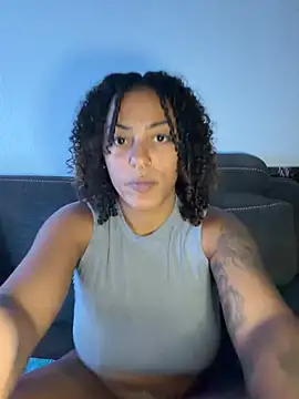 SweetPetiteNoir stripchat live cam model