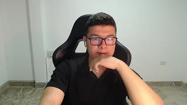 Plug_Control stripchat live cam model