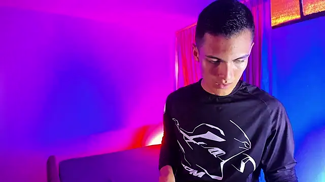 Matiius18 stripchat live cam model