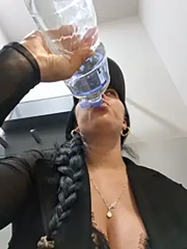 Luianna stripchat live cam model