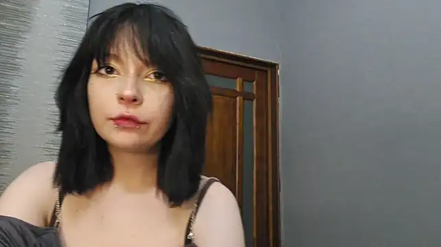 YunLettinga stripchat live cam model