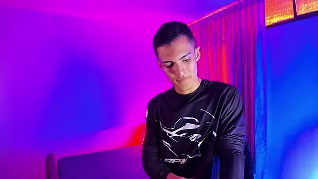 Matiius18 stripchat live cam model