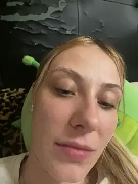 Shelly-Marie stripchat live cam model