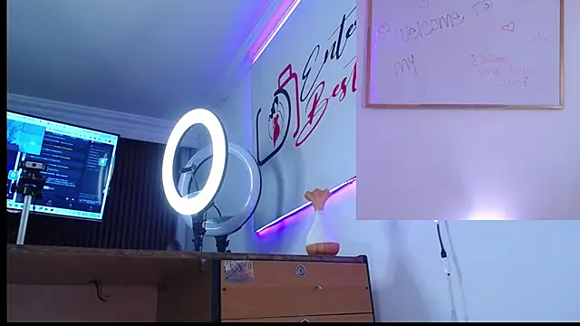 SeleneMore stripchat live cam model