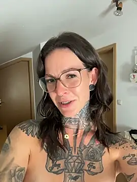BrownieyQueen stripchat live cam model