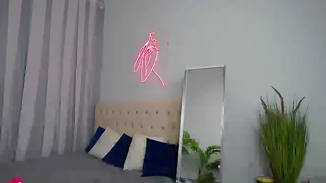 NicolSkye stripchat live cam model