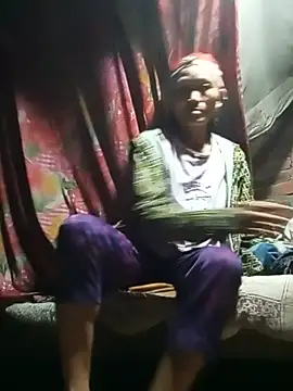Nguyen_Emaa stripchat live cam model