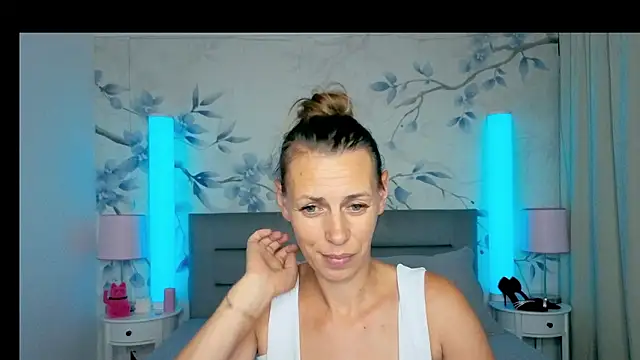 Bellacandyy stripchat live cam model