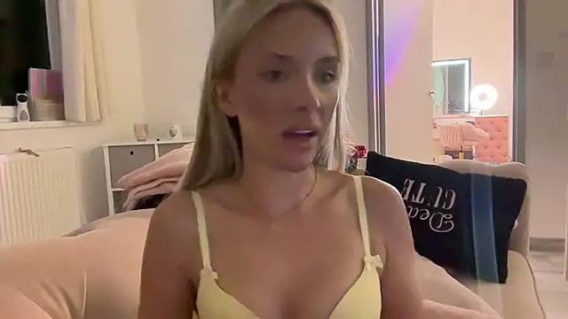 Naughtyblondex stripchat live cam model