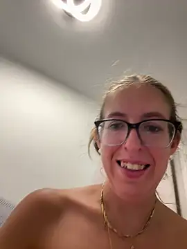 Nayra_Foxx stripchat live cam model