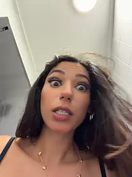 -_MiaQueen_- stripchat live cam model