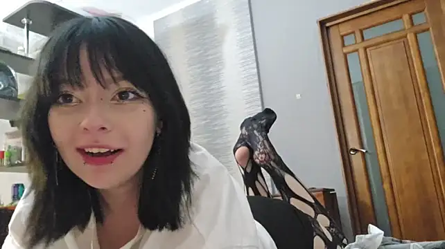 YunLettinga stripchat live cam model