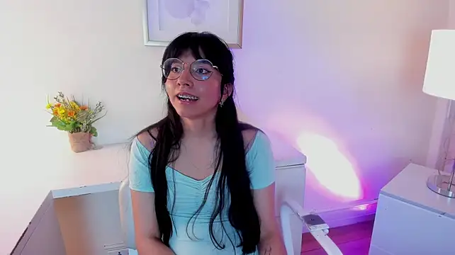 Yui_Narumi stripchat live cam model