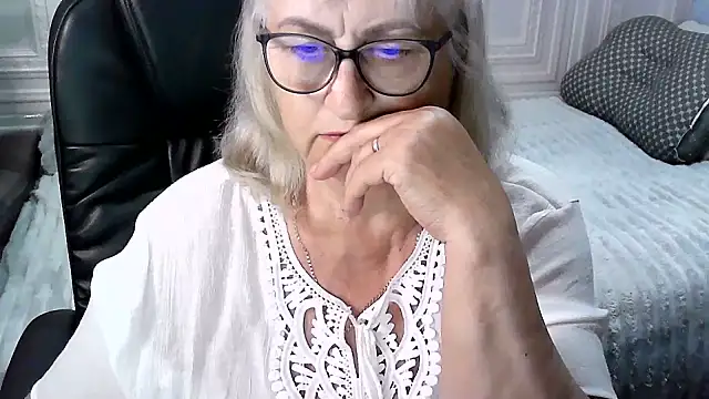 LolkaAlyss stripchat live cam model