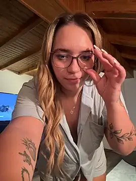 Naomi-Klein stripchat live cam model