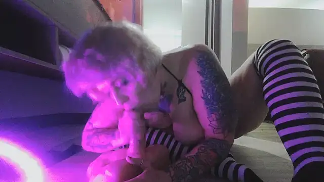 Hunniebunnie78 stripchat live cam model