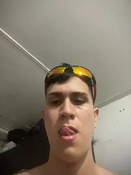 Thommy_sheldick stripchat live cam model