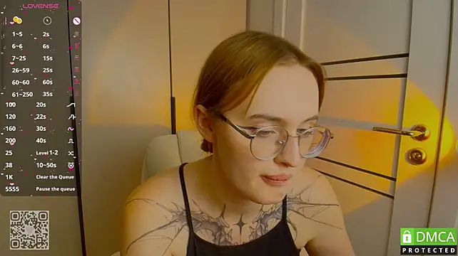 AdeLuna stripchat live cam model