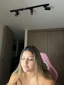 lunablossom_ stripchat live cam model