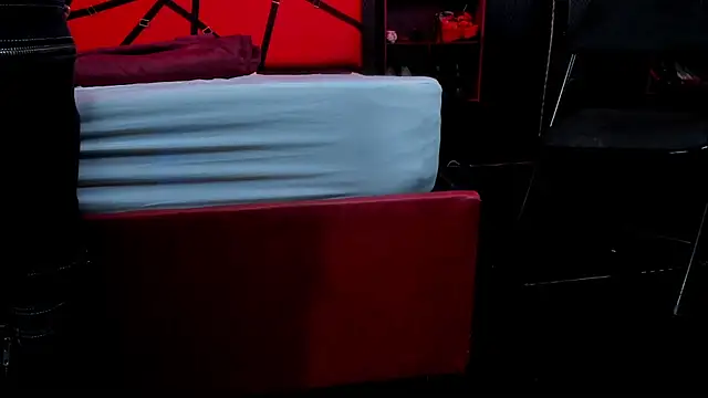 ScarletWais stripchat live cam model