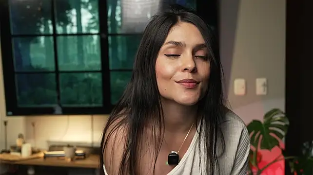 Danna-Saenz stripchat live cam model