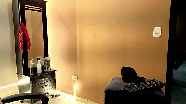 LeoTease stripchat live cam model
