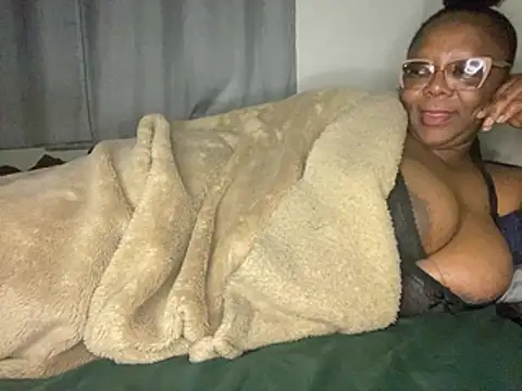 BoobsQueeen stripchat live cam model