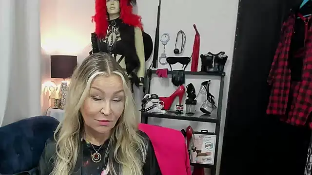 crystaLUX stripchat live cam model
