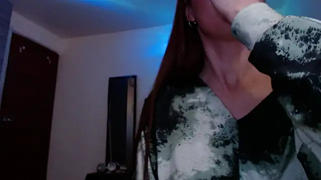 holy_juli stripchat live cam model