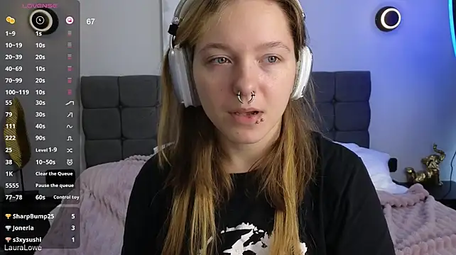 LauraLowe stripchat live cam model