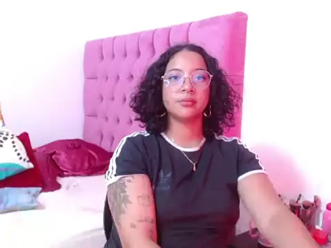 ari_thompson stripchat live cam model