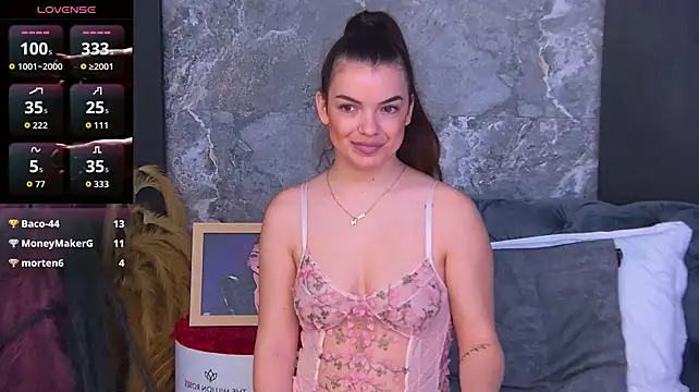 MaddieLuxe stripchat live cam model