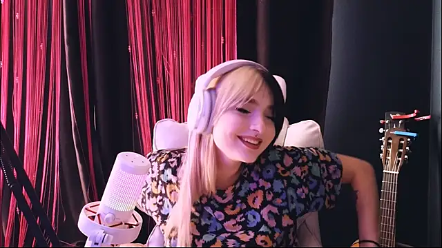 Avi_Nile stripchat live cam model