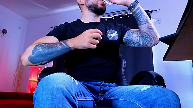 MightyAaron66 stripchat live cam model