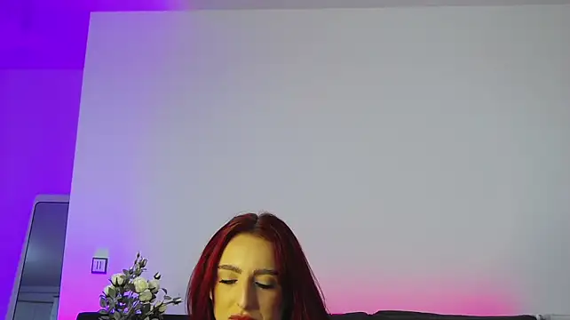 CrystalRedd stripchat live cam model
