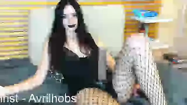 AvrilHobbs stripchat live cam model