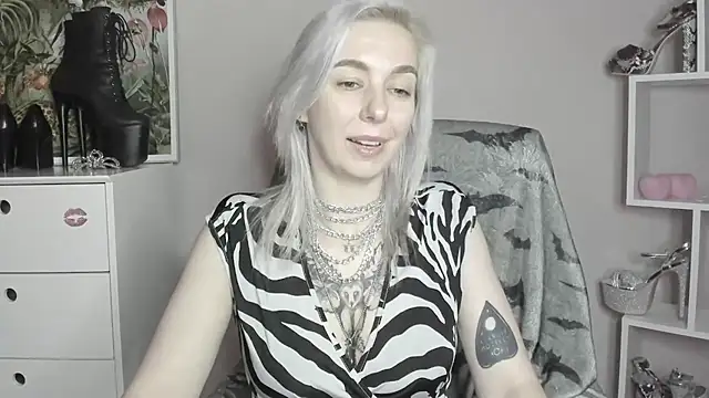 velvetanne stripchat live cam model