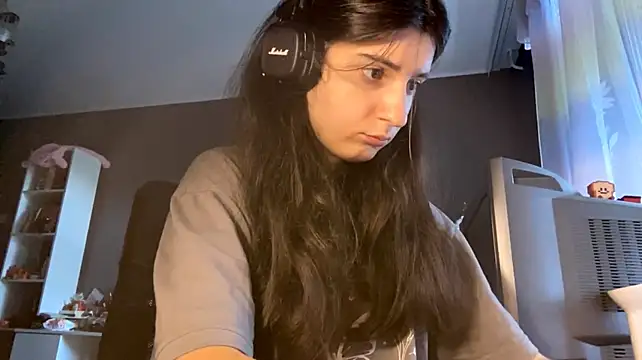 MindaHallmon stripchat live cam model